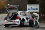 Jari-Matti Latvala (Volkswagen) wechselt die Reifen seines Polo R WRC