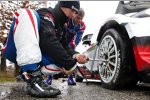 Bryan Bouffier (Ford) wechselt das Hinterrad