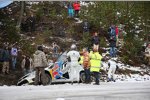 Andreas Mikkelsen (Volkswagen) hängt nach einem Fahrfehler im Straßengraben