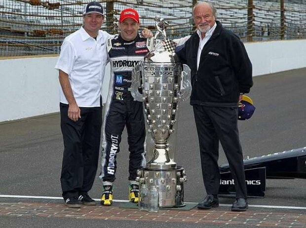 Jimmy Vasser, Tony Kanaan, Kevin Kalkhoven Jimmy Vasser, Tony Kanaan, Kevin Kalkhoven