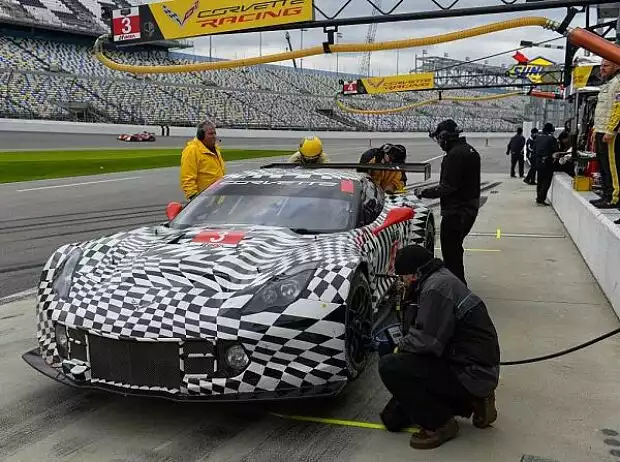 Titel-Bild zur News: Jan Magnussen, Antonio Garcia, Ryan Briscoe
