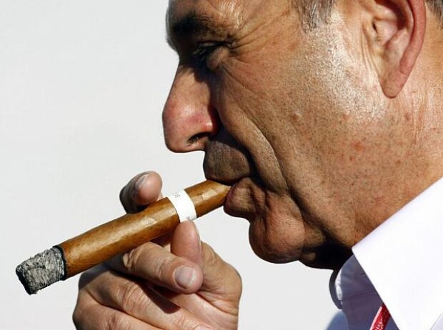 Peter Sauber raucht Zigarre