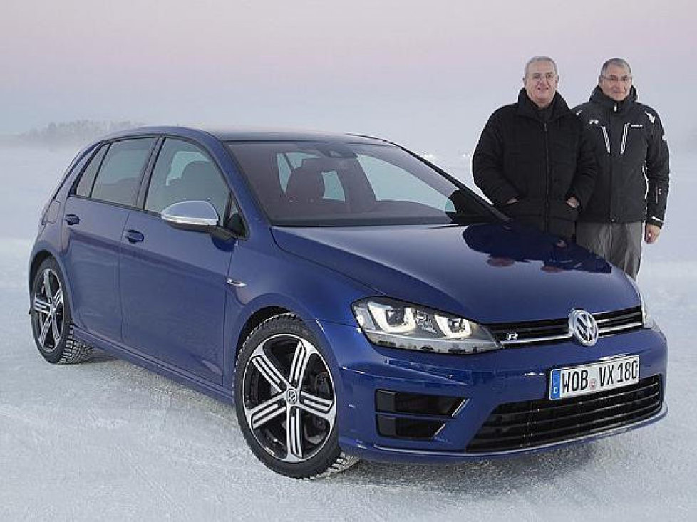 VW Golf R im hohen Norden Schwedens: Konzernchef Prof. Dr. Martin Winterkorn (l.) und V-Entwicklungsvorstand Heinz-Jakob Neußer