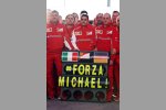 Das Ferrari-Team grüßt Michael Schumacher, der nach wie vor im Koma liegt