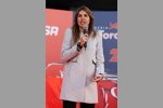 Die spanische TV-Moderatorin Nira Juanco führt durch die Präsentation