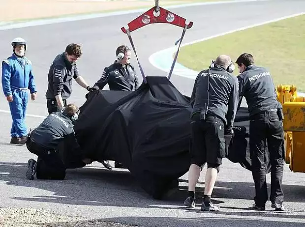 Lewis Hamilton, W05, Unfall Titel-Bild zur News: Lewis Hamilton, W05, Unfall