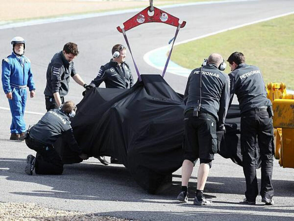 Lewis Hamilton, W05, Unfall