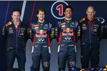 Christian Horner, Sebastian Vettel (Red Bull), Daniel Ricciardo (Red Bull) und Adrian Newey 