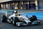 Das erste Auto auf der Strecke: Lewis Hamilton (Mercedes) 