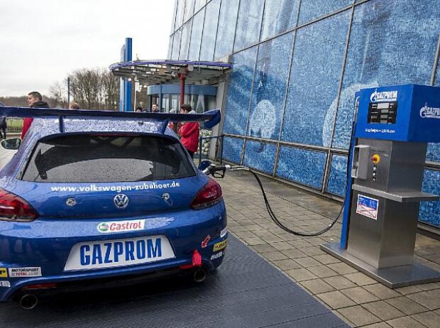 Ein Scirocco R an einer Erdgas-Zapfsäule vor der Veltins-Arena Ein Scirocco R an einer Erdgas-Zapfsäule vor der Veltins-Arena