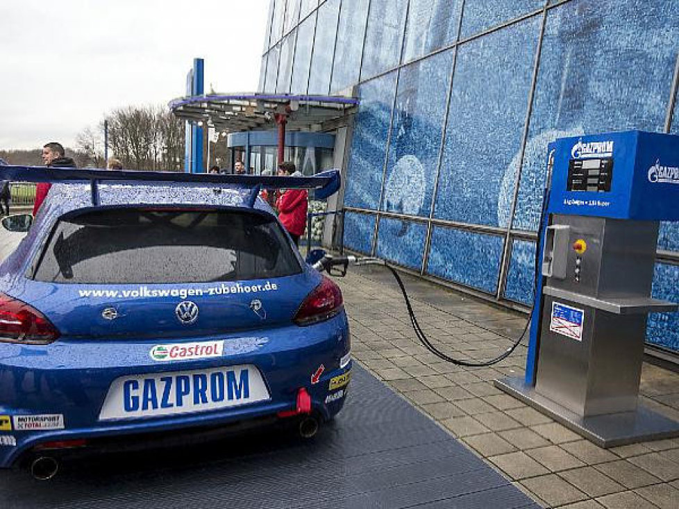 Ein Scirocco R an einer Erdgas-Zapfsäule vor der Veltins-Arena