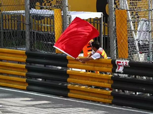 Titel-Bild zur News: Rote Flagge in Macao 2013