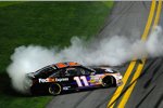 Denny Hamlin (Gibbs) feiert seinen Sieg standesgemäß mit Donuts