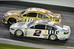 Brad Keselowski (Penske) und Kyle Busch (Gibbs) im Kampf um Platz zwei