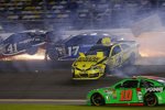 Stenhouse trifft Kurt Busch (Stewart/Haas) und Matt Kenseth (Gibbs) , Danica Patrick kann zunächst ausweichen, wird aber dann noch von Stenhouse erwischt