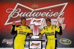 Crewchief Jason Ratcliff und Matt Kenseth (Gibbs) feiern den Sieg von Duel 1