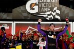 Denny Hamlin (Gibbs) in der Victory Lane von Duel 2