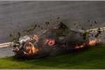 Martin Truex Jun. und die Reste seines Einsatzautos für das Daytona 500