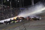 Denny Hamlin (Gibbs) gewinnt, aber Clint Bowyer (15) wird gleich abheben