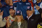 Dale Earnhardt Jun. mit Freundin Amy Reimann und Teambesitzer Rick Hendrick in der Victory Lane