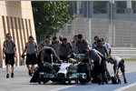 Der Wagen von Lewis Hamilton (Mercedes) wird geschoben