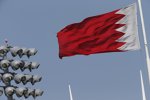 Bahrain-Flagge neben Flutlicht-Masten