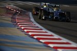 Lewis Hamilton (Mercedes) und Esteban Gutierrez (Sauber) 