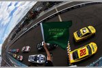 Start zum The Profit on CNBC 500 mit dem Penske-Duo Brad Keselowski und Joey Logano in Reihe eins