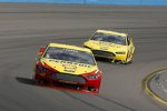 Joey Logano und Brad Keselowski (beide Penske) 