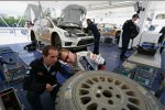 Jari-Matti Latvala (Volkswagen) begutachtet im Service-Park die Reifen