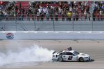 Brad Keselowski (Penske) feiert seinen Sieg mit einem kräftigen Burnout