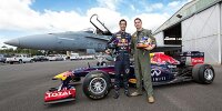 Bild zum Inhalt: Ricciardo im Formel-1-Auto gegen einen Kampfjet