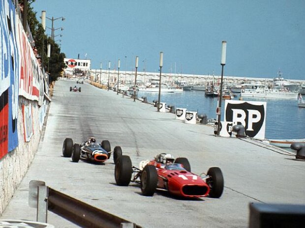 Titel-Bild zur News: John Surtees vor Jackie Stewart in Monaco 1966