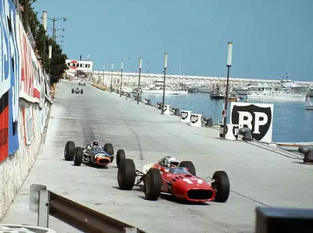 John Surtees vor Jackie Stewart in Monaco 1966 Titel-Bild zur News: John Surtees vor Jackie Stewart in Monaco 1966