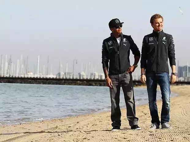Lewis Hamilton, Nico Rosberg am Strand von Melbourne Titel-Bild zur News: Lewis Hamilton, Nico Rosberg am Strand von Melbourne
