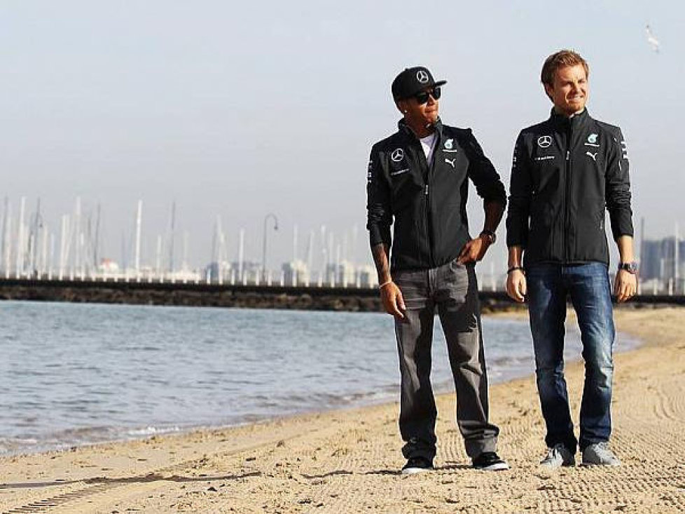 Lewis Hamilton, Nico Rosberg am Strand von Melbourne