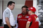 Eric Boullier und Kimi Räikkönen (Ferrari) 