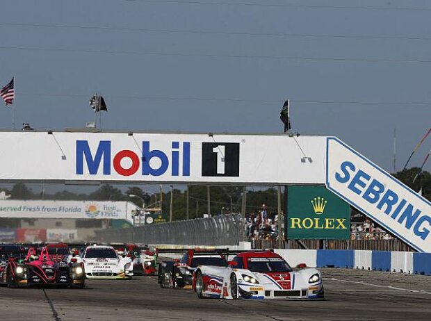 Titel-Bild zur News: Start 12 Stunden Sebring 2014
