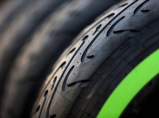 Titel-Bild zur News: Pirelli-Reifen, Intermediate