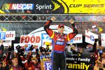 Carl Edwards (Roush) in der Victory Lane von Bristol