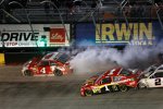 Kevin Harvick raucht, Brad Keselowski rutscht in Jamie McMurray 