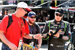 Kyle Busch gibt Autogramme