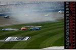 Crash zwischen Aric Almirola (Petty) und Brian Scott (Childress) 