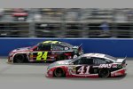 Kurt Busch (Stewart/Haas) und Jeff Gordon (Hendrick) duellieren sich