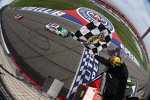 Kyle Busch (Gibbs) gewinnt das Chaos-Rennen von Fontana