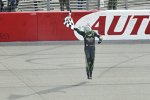 Kyle Busch (Gibbs) und die Zielflagge (1)