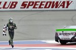 Kyle Busch (Gibbs) und die Zielflagge (2)