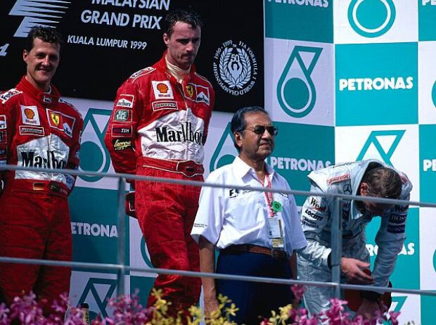 Titel-Bild zur News: Michael Schumacher, Eddie Irvine, Mika Häkkinen auf dem Podium in Malaysia 1999