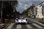 Tom Kristensen (Audi Sport) fährt durch die Straßen von Le Mans