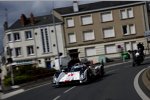 Tom Kristensen (Audi Sport) fährt durch die Straßen von Le Mans